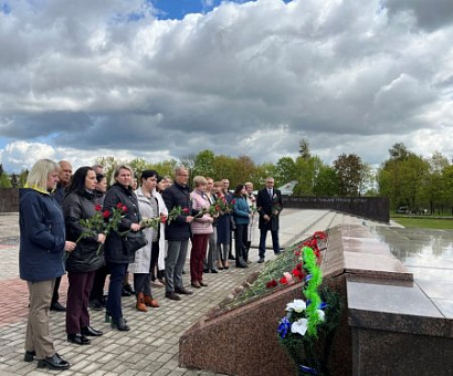 Адвокаты Гродненской областной коллегии почтили память героев Победы у  мемориального комплекса «Кургана Славы»