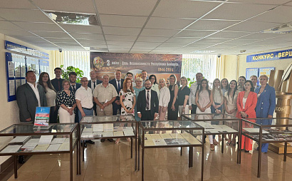 Адвокаты  ознакомились с материалами выставки, посвященной 30-летию института президентства в Беларуси