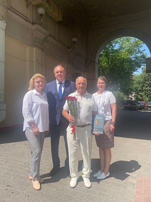 Председатель  БРКА Алексей Шваков поздравил с юбилеем одного из старейших адвокатов Беларуси